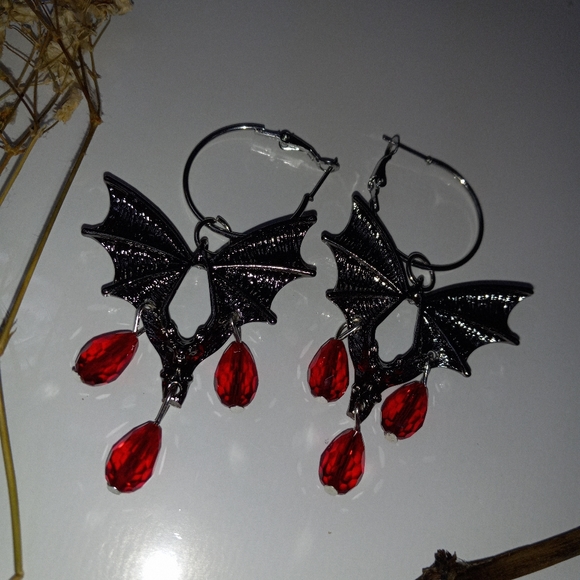 Red bat drop earrings - Picture 9 of 12